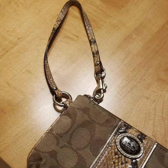 Coach wristlet - Picture 4 of 6